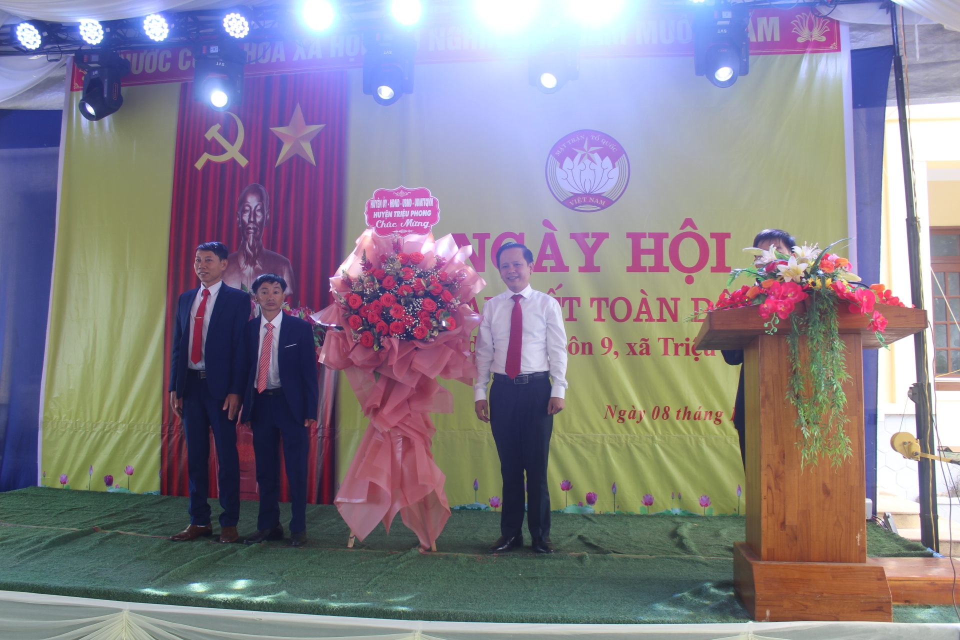 Ông Trần Xuân Anh - Tỉnh ủy viên, Bí thư huyện ủy tặng hoa chúc mừng