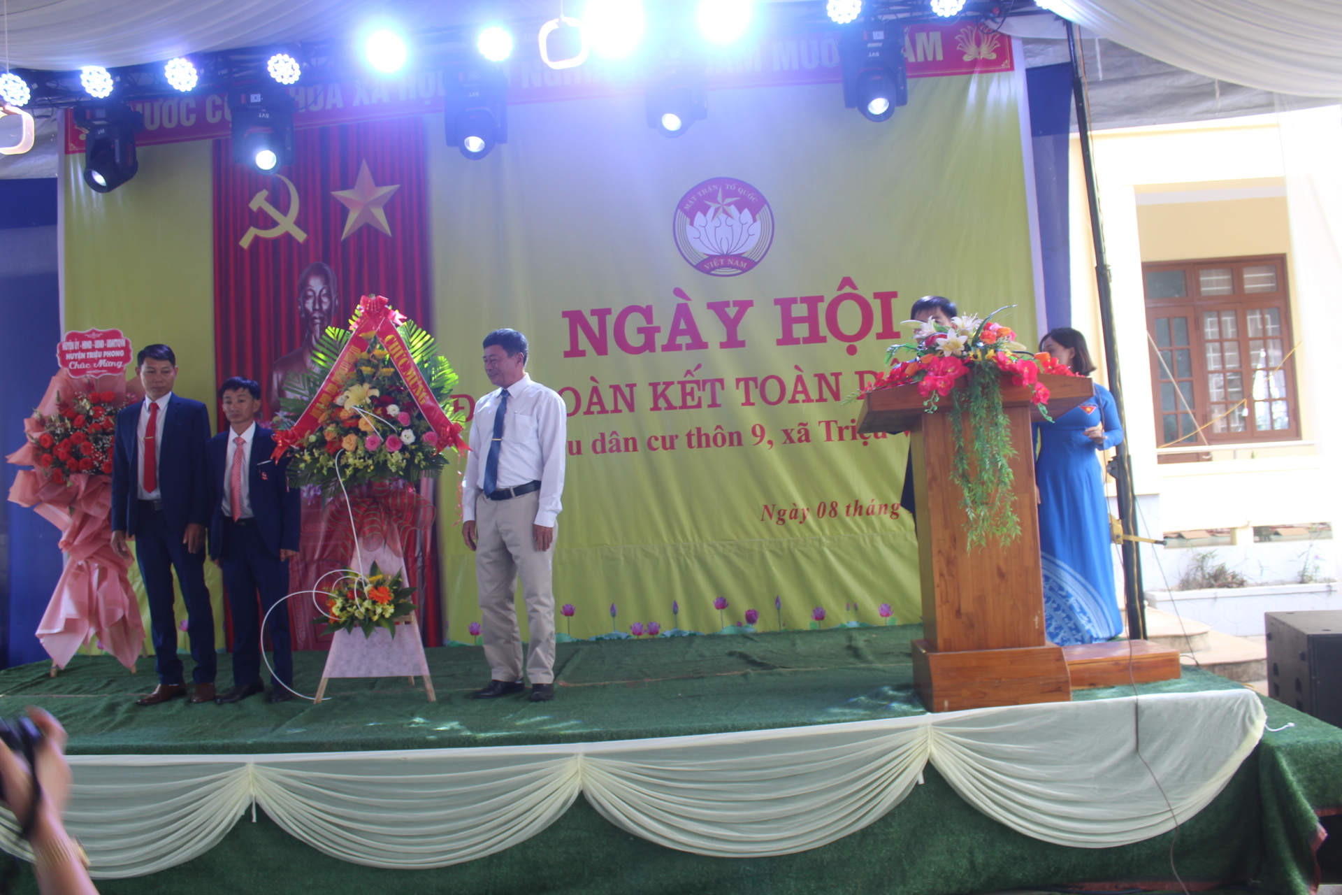Ông Nguyễn Văn Ngưỡng - Bí thư Đảng ủy, CTHĐND tặng hoa chúc mừng