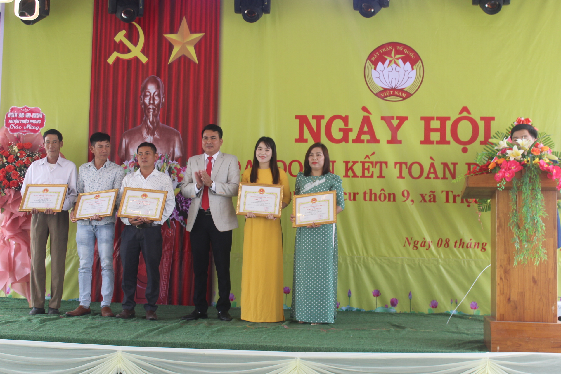 Ông Nguyễn Văn Lâm - Phó Bí thư Đảng ủy, CTUBND tặng giấy khen cho các hộ gia đình đạt gia đình văn hóa tiêu biểu