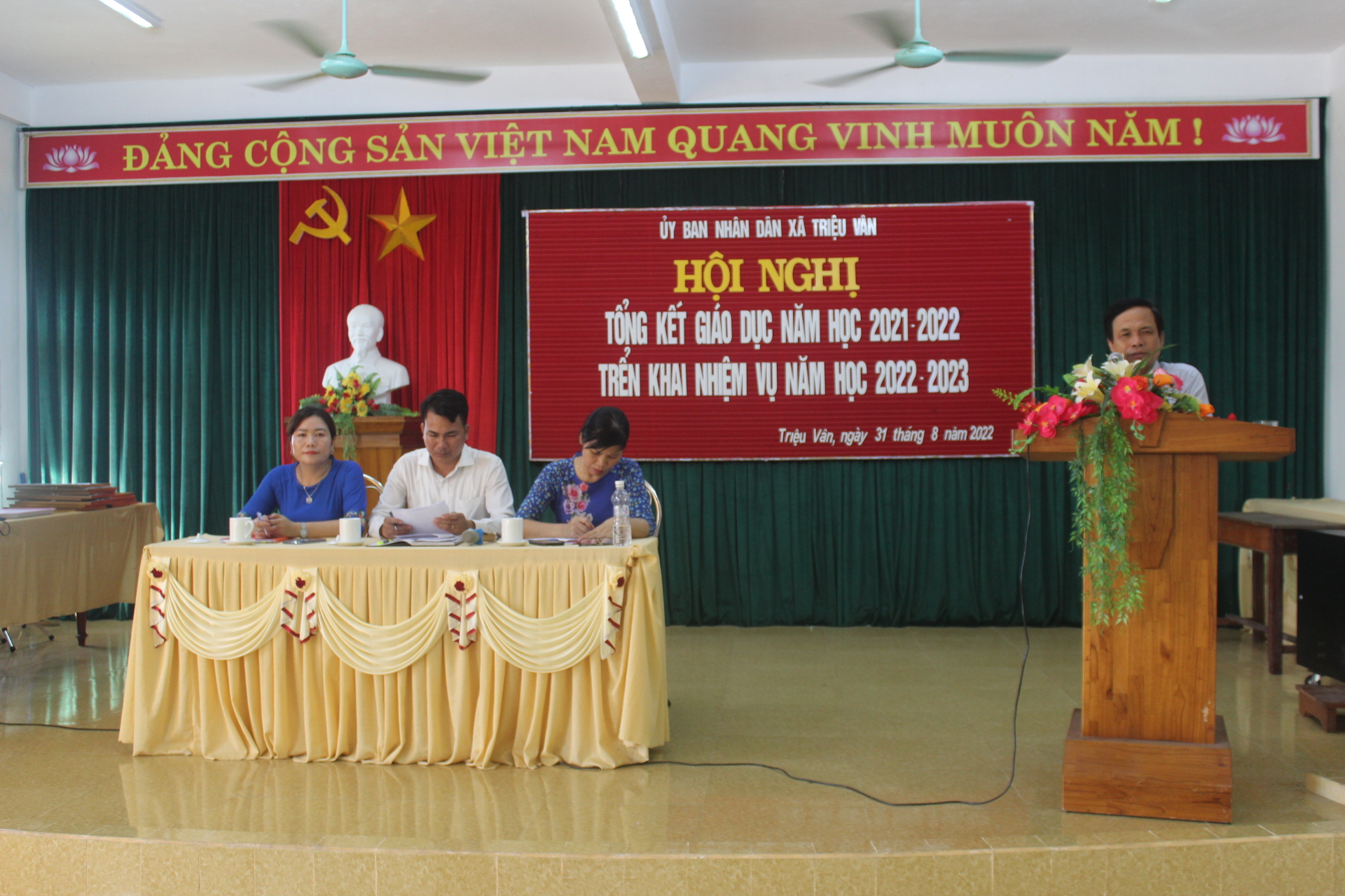 Thầy giáo Lê Hữu Phước - Phó phòng GD huyện phát biểu chỉ đạo
