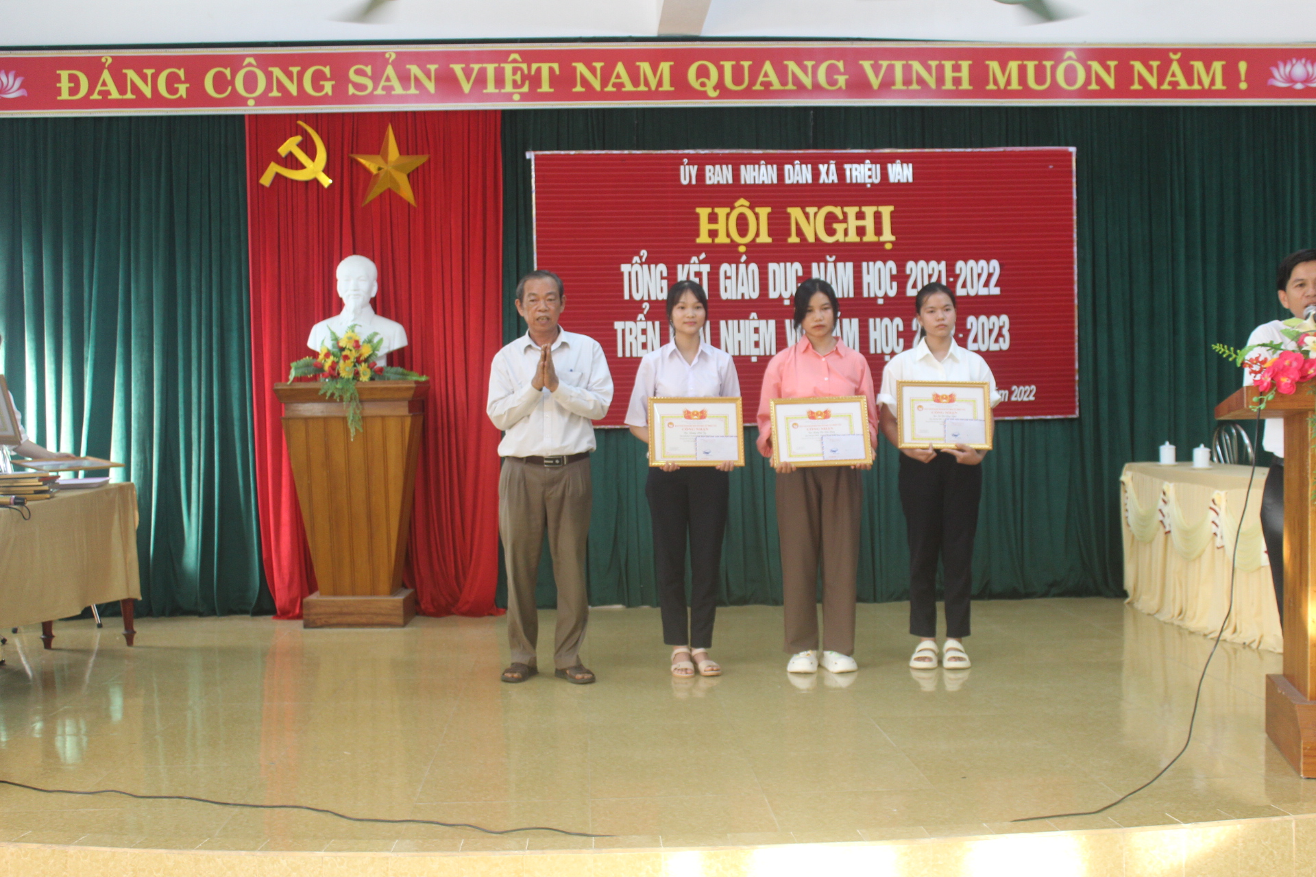 Đ/c Hoàng Viết Luy Chủ tịch Hội khuyến học xã trao giấy khen cho các em học sinh